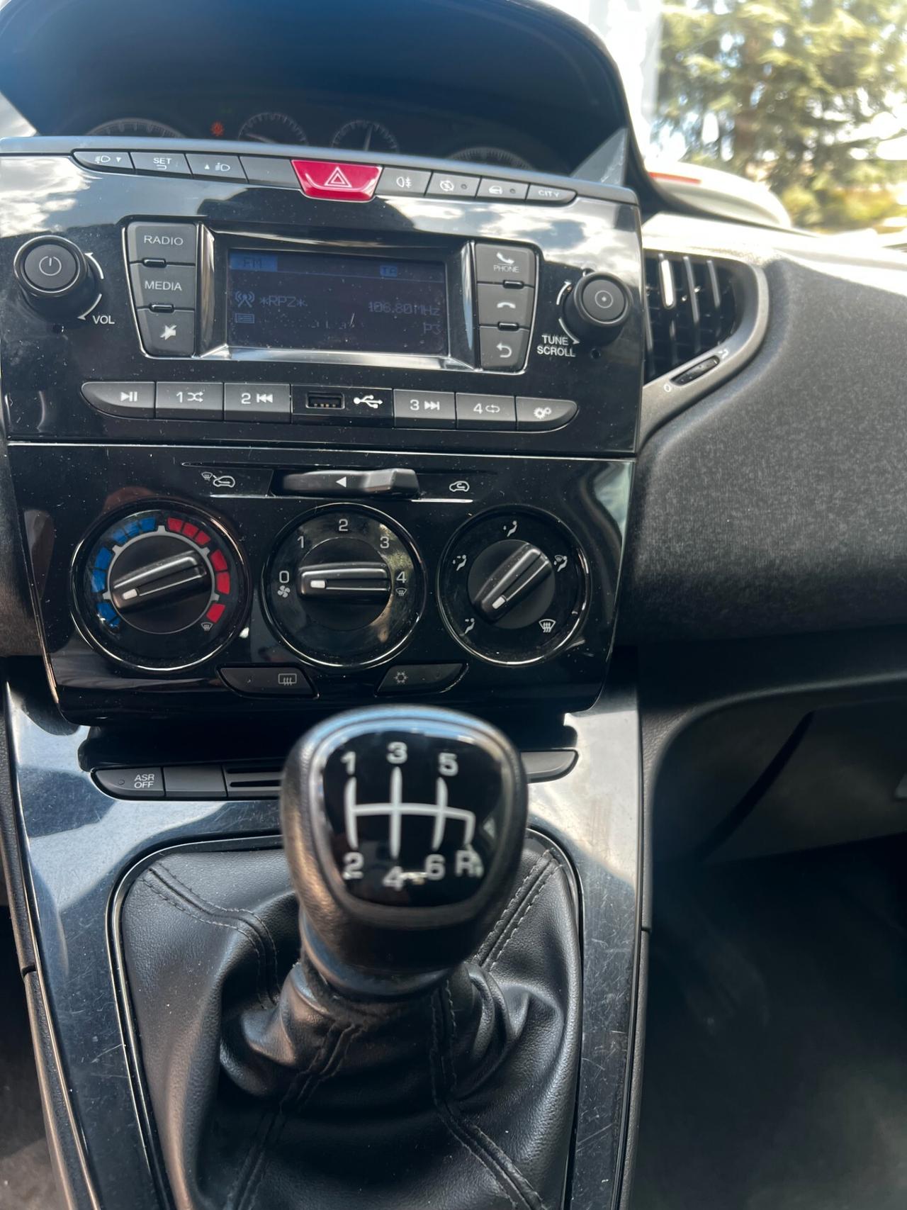 Lancia Ypsilon 1.0 FireFly 5 porte S&S Hybrid Ecochic Silver NEOPATENTATI