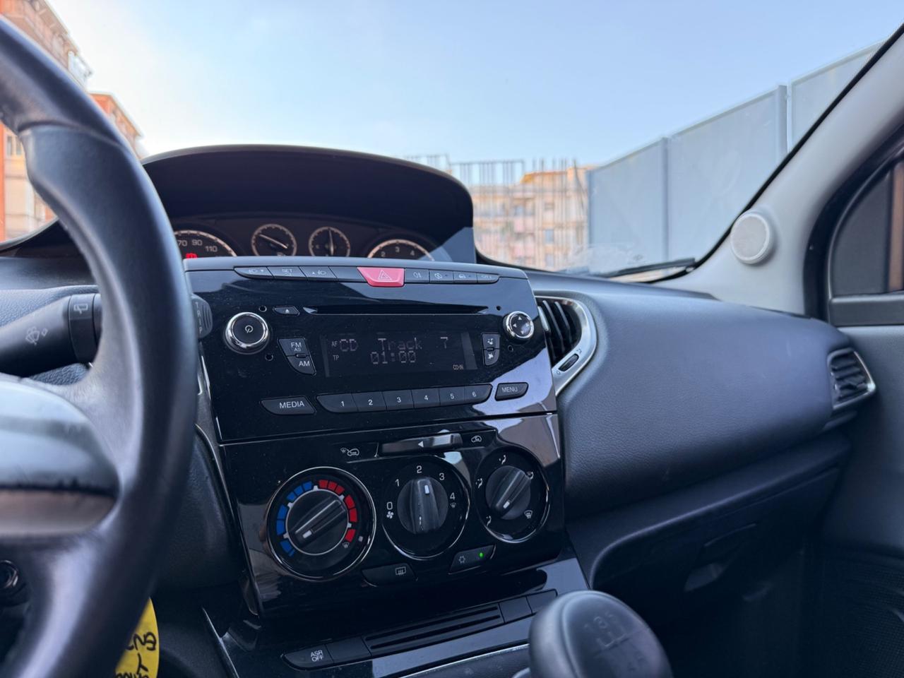 New Lancia Ypsilon 1.2benz 5portGPL Gold Full Perfett