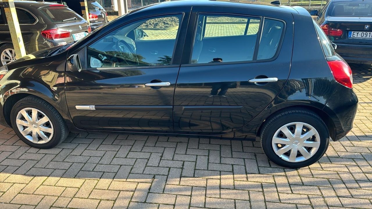 Renault Clio 2011 photo 3