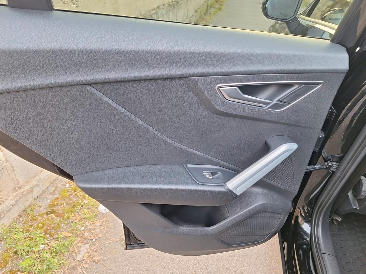 Audi Q2 30 TDI S tronic Identity Black