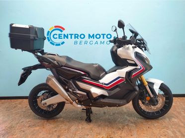 Honda X-ADV 750 con livrea Tricolour HRC