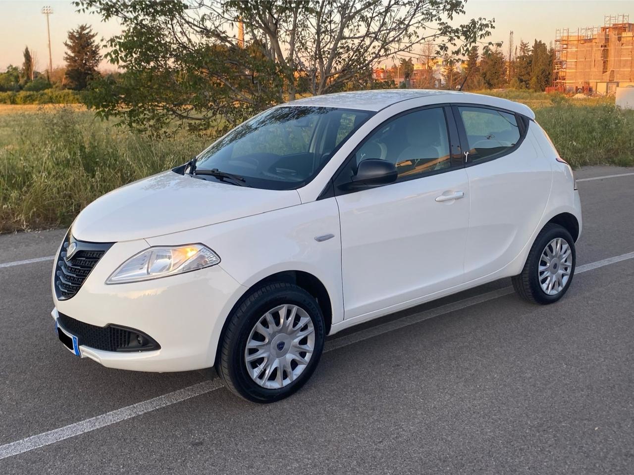 Lancia Ypsilon 0.9 TwinAir 85 CV 5 porte Metano Ecochic Silver
