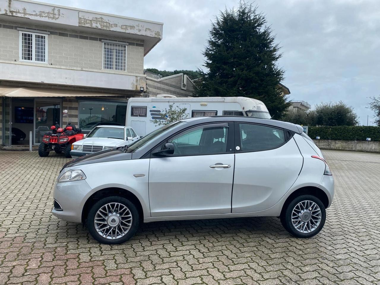 Lancia Ypsilon 0.9 TwinAir 80 CV 5 porte Metano Ecochic Silver