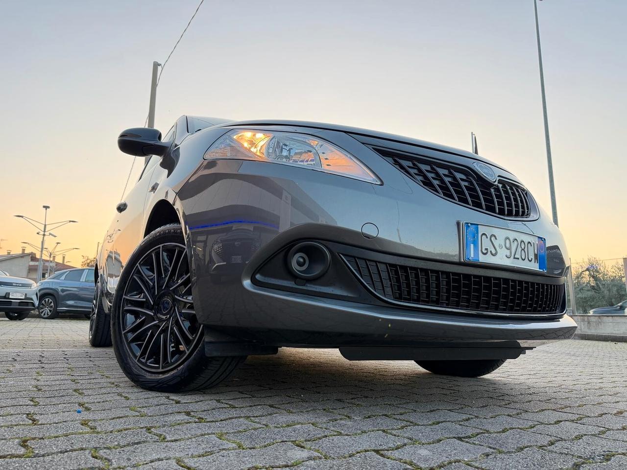 Lancia Ypsilon 1.0 FireFly 5 porte S&S Hybrid Silver