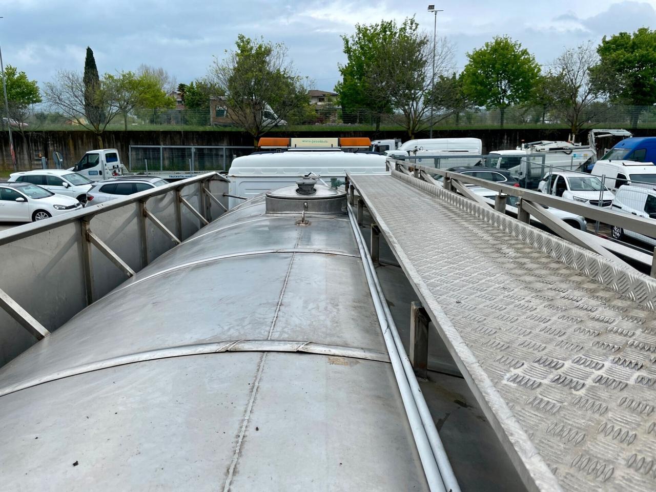MERCEDES-BENZ 25-34 SK 6X2 LAVASTRADE CON CISTERNA IN ACCIAIO