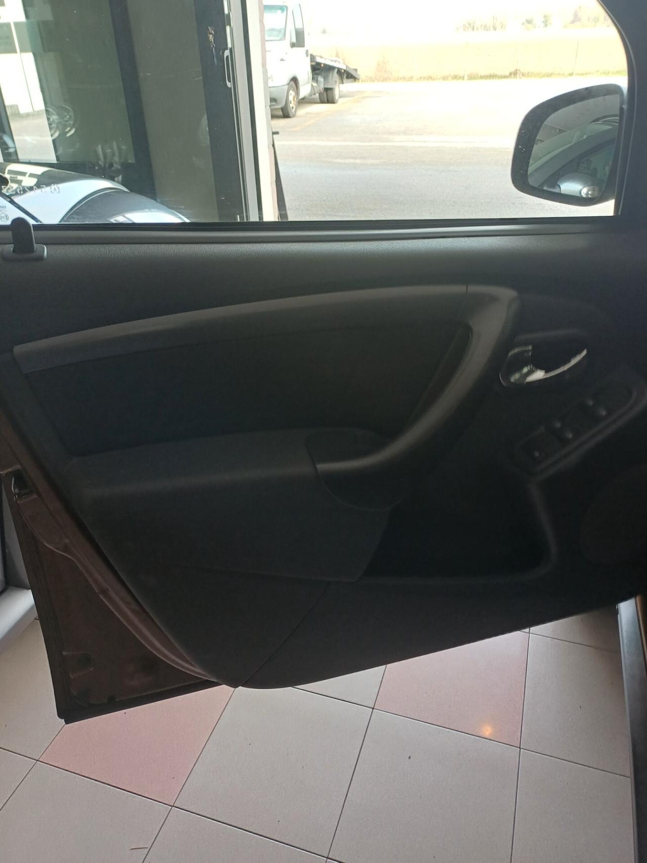 Dacia Duster 1.6 Laureate 4×2 GPL