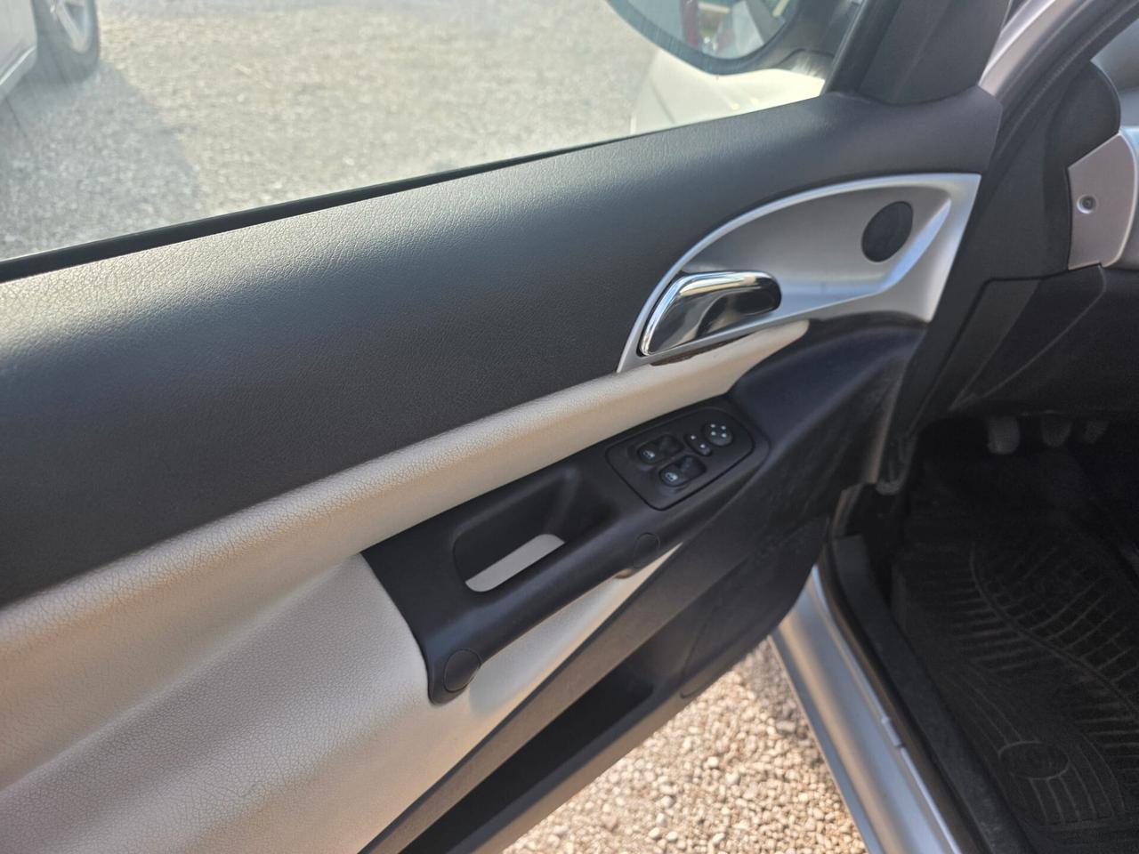 Lancia Ypsilon 1.3 MJT 75 CV Platino