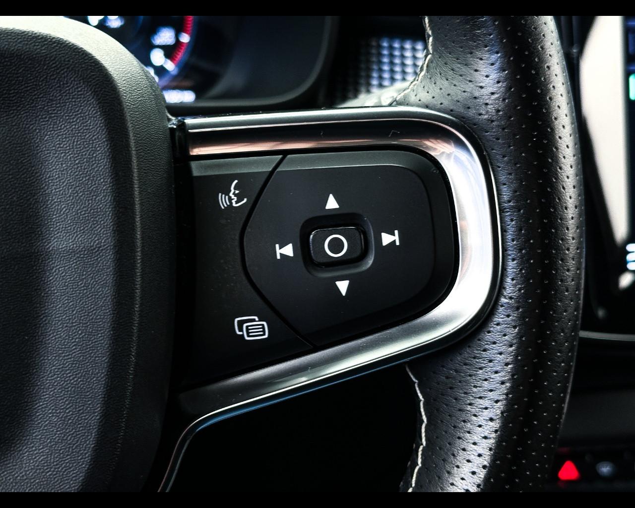 VOLVO XC40 (2017--->) - XC40 D3 AWD Geartronic R-design
