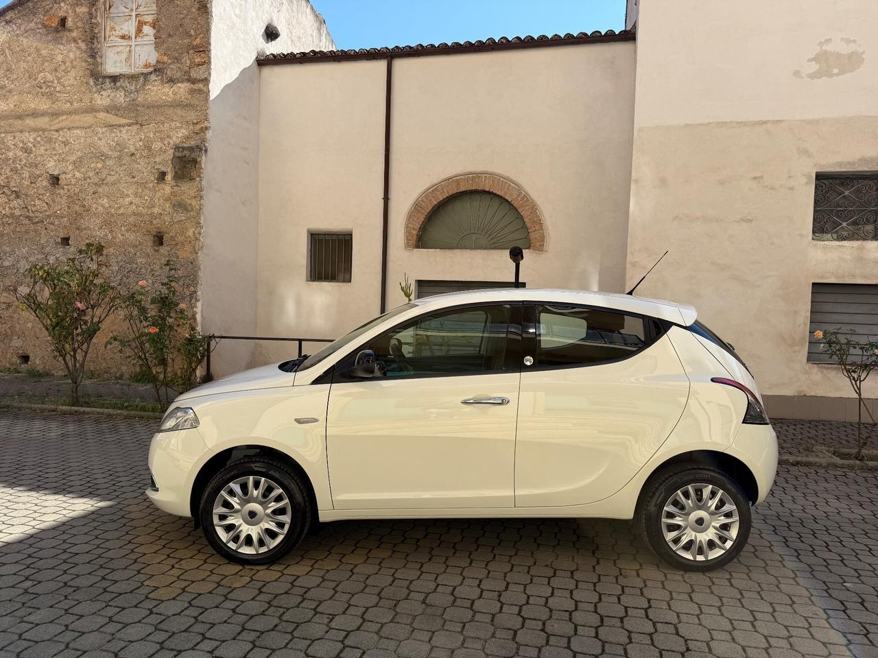 Lancia Ypsilon 0.9 TwinAir 85 CV 5 porte Metano Ecochic Silver