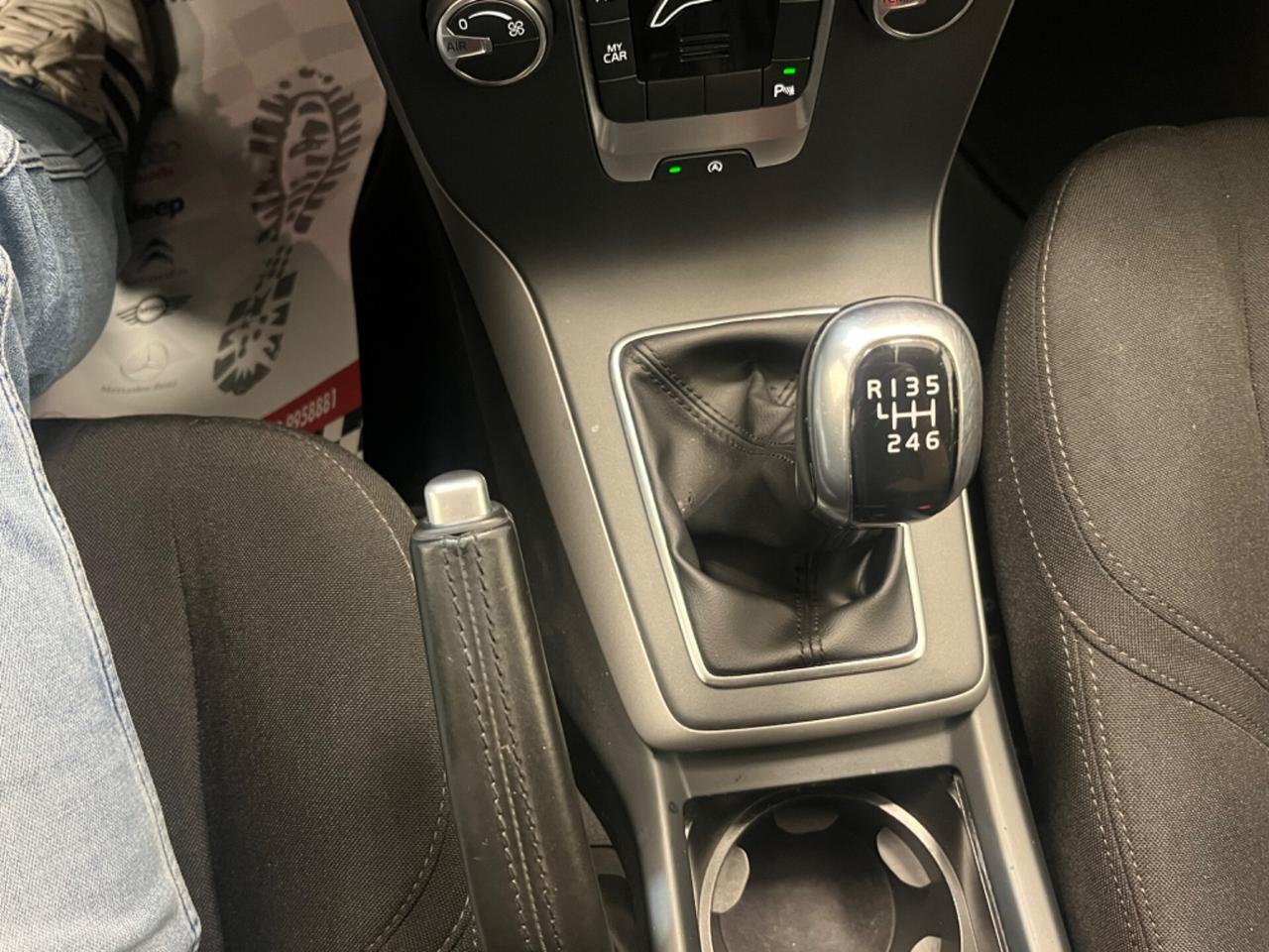 Volvo V40 D2 1.6 Momentum Unipro 2015