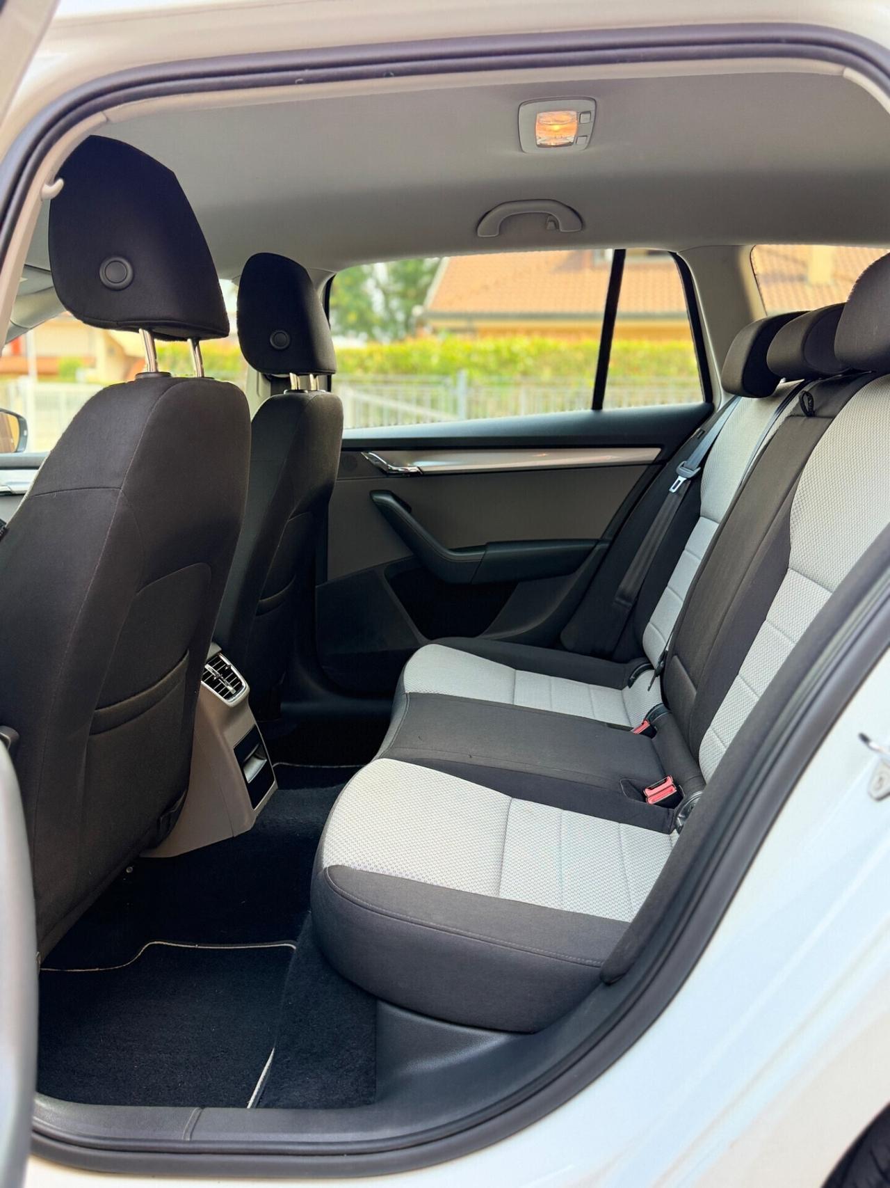 Skoda Octavia 1.6 TDI CR 110 CV DSG Wagon Style