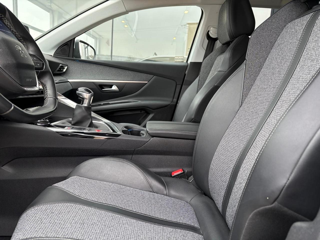 Peugeot 3008 ALLURE PureTech Turbo 130 6mt UNICO PR.