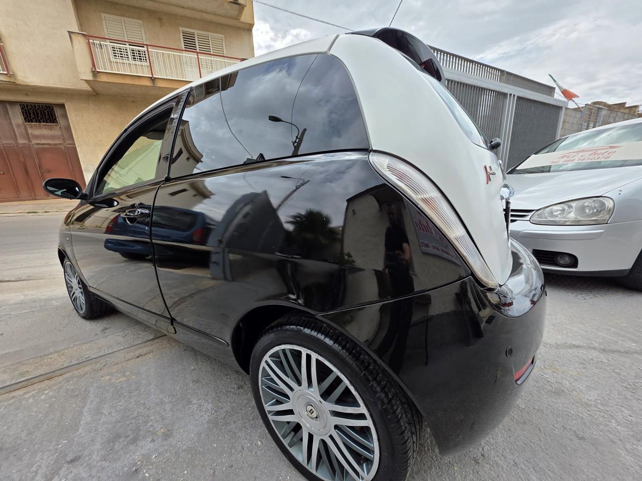 Lancia Ypsilon 1.3 MJT 105 CV Sport MomoDesign