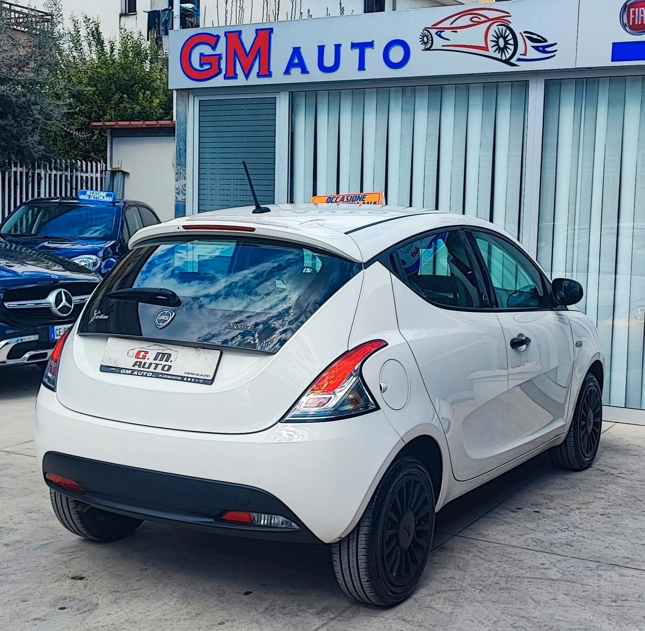 Lancia Ypsilon 1.0 Hybrid Ecochic silver 11/2020