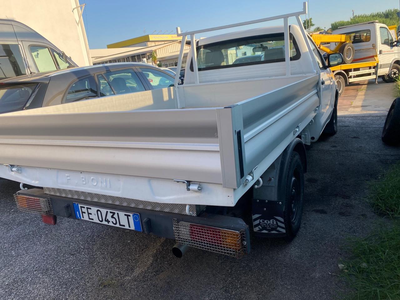 Toyota Hilux 2.5 D-4D 2WD Cassonato....