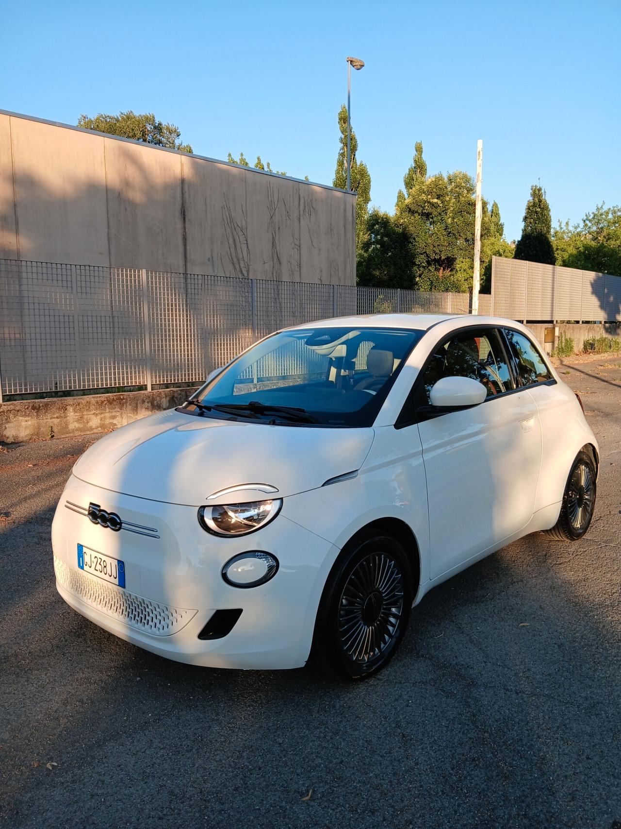 Fiat 500e Berlina 42 kWh Icon 13700€