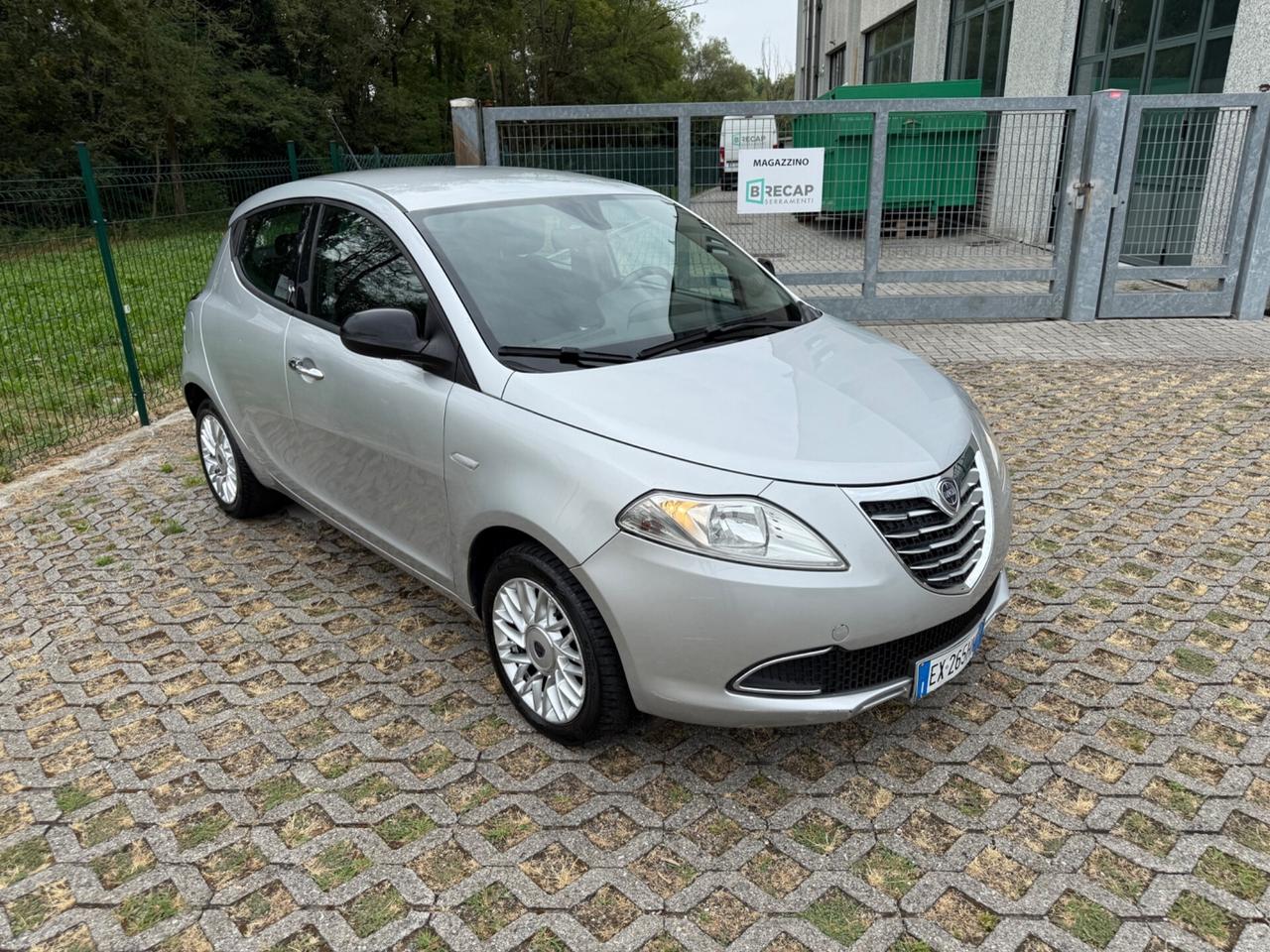Lancia Ypsilon 0.9 TwinAir 85 CV 5P S&S DFN Automatik Platinum