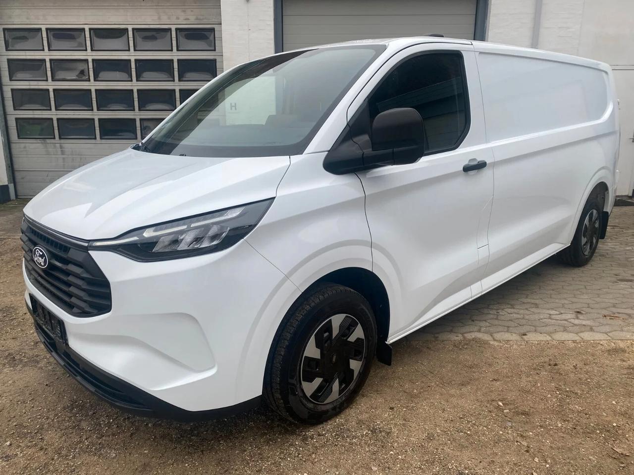 FORD TRANSIT CUSTOM 320L1H1 2.0 ECO 136CV AUTO TITANIUM DC 2024 NOLEGGIO LUNGO TERMINE