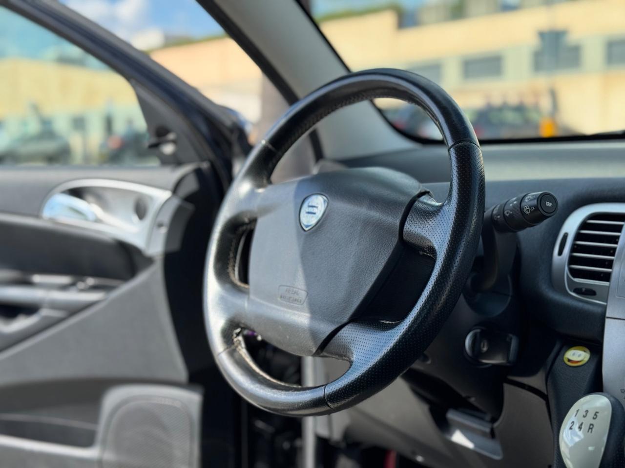 LANCIA YPSILON 1.2 BENZINA MOMO DESING NEO PATENTATI