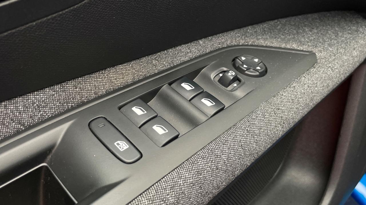 Peugeot 3008 BLUEHDI ACTIVE 131CV - FULL LED, VIRTUAL COCKPIT, NEOPATENTATI