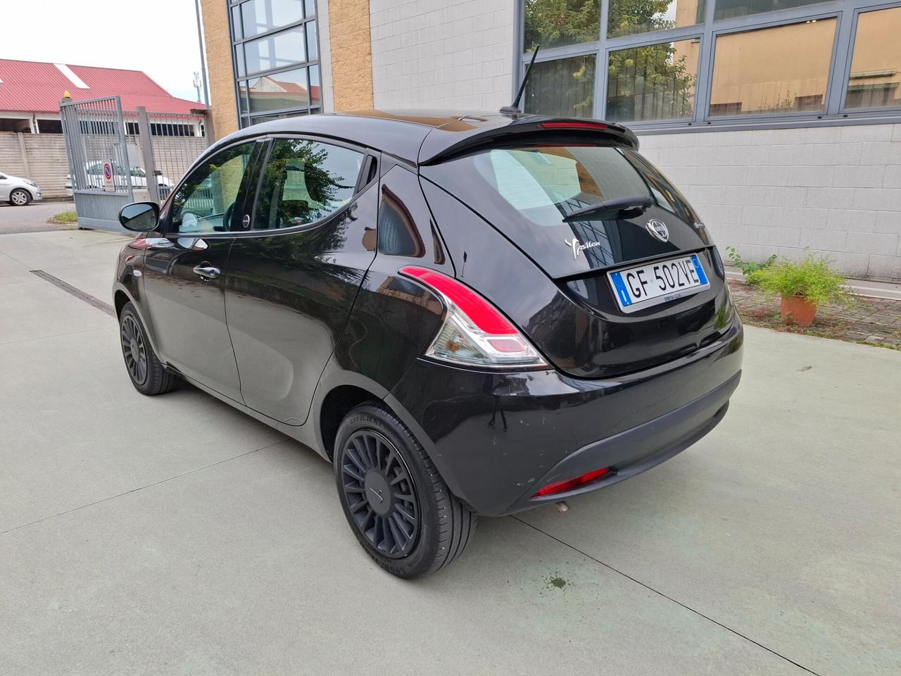 Lancia Ypsilon 1.0 FireFly 5 porte S&S Hybrid Ecochic Silver