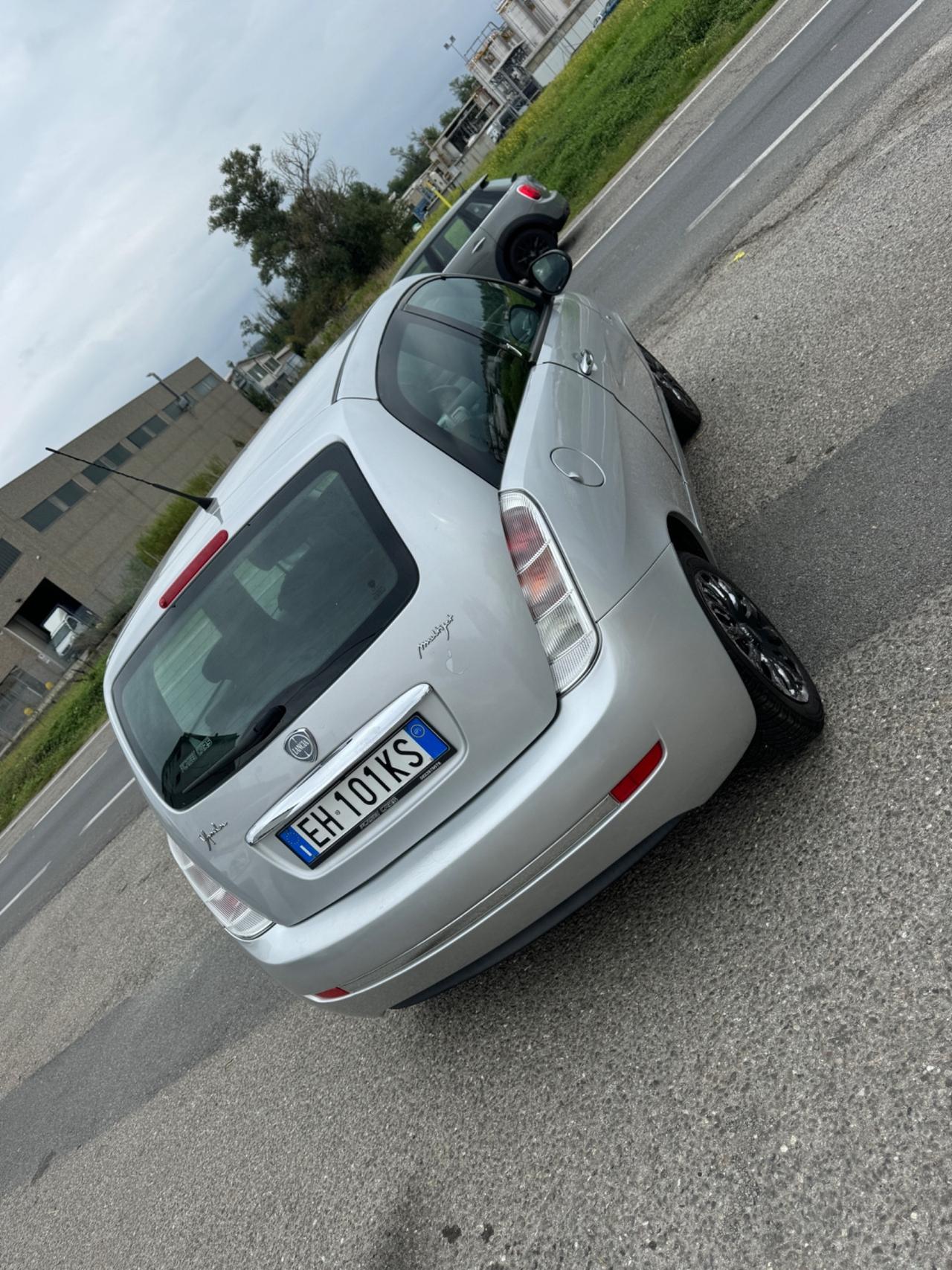 Lancia Ypsilon 1.3 MJT 75 CV Unyca