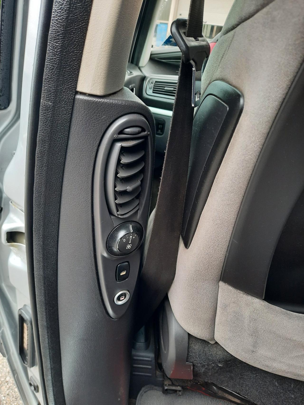 Peugeot 807 2.0 HDi FAP SV 7 POSTI