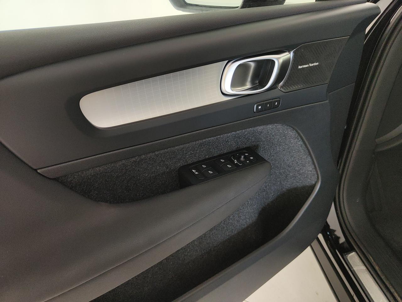 VOLVO XC40 2.0 b3 Plus Dark auto