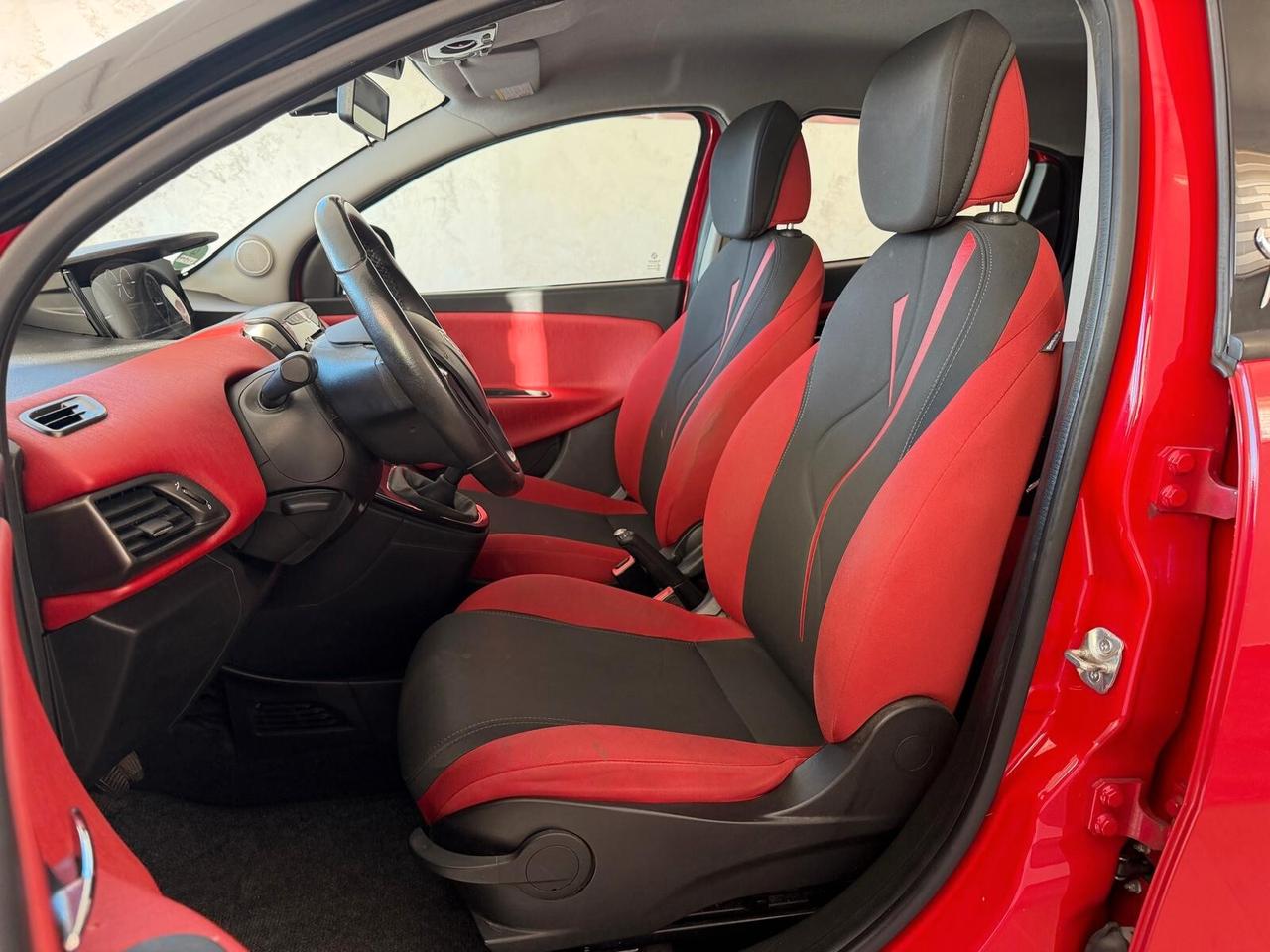 Lancia Ypsilon 1.2 69 CV 5 porte S&S Black&Red