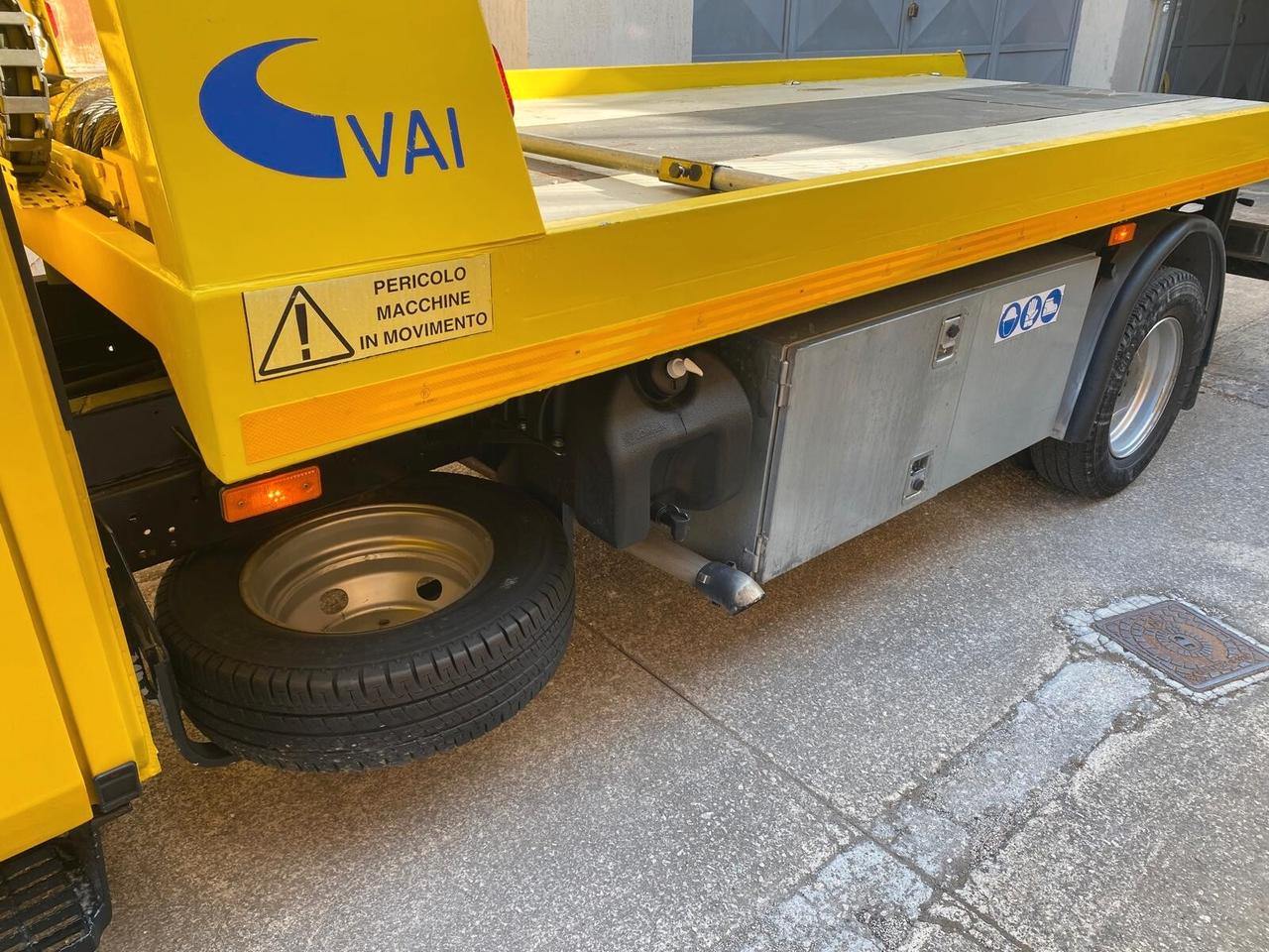Carroattrezzi: Renault V.I. – Pianale Basculante e Scorrevole con Verricello e Gru