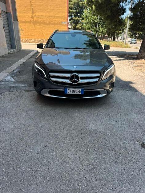 Mercedes-Benz GLA 200d Aut. *FULL OPT.* da VETRINA