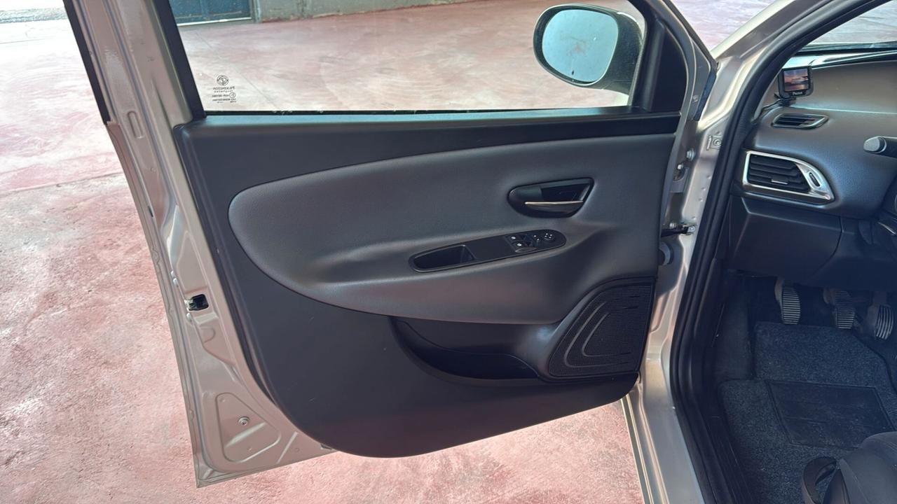 Lancia Ypsilon 1.2 69 CV 5 porte GPL Ecochic Silver
