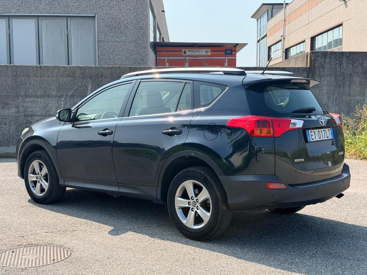 Toyota RAV4 2.0 D-4D 2WD Style White Edition Euro 5b - 2015 - 230.000 km
