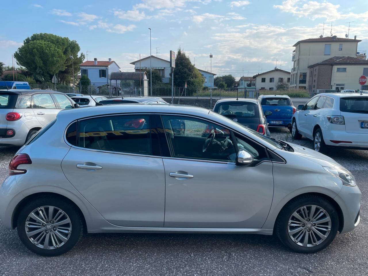 Peugeot 208 PureTech 82 5 porte Allure X NEOPATENTATI