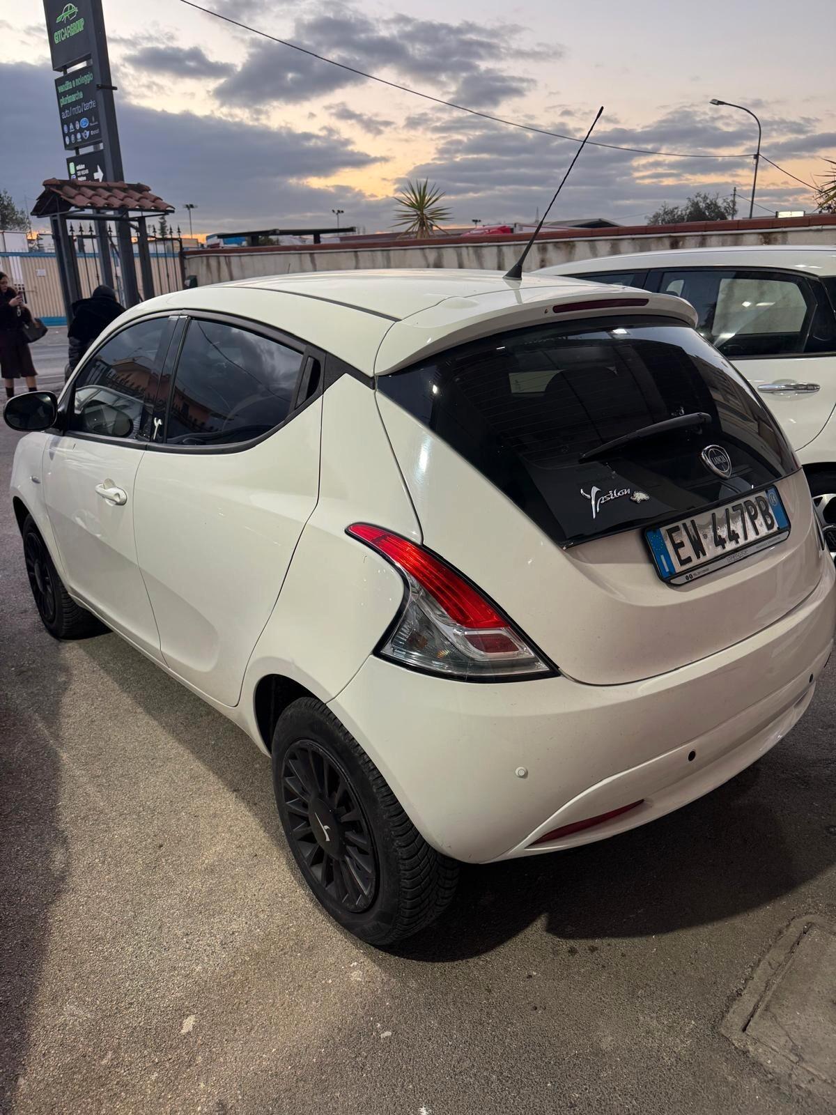 Lancia Ypsilon 0.9 TwinAir 85 CV 5 porte Metano Ecochic Gold