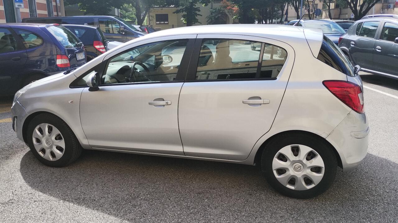 Opel Corsa 1.2 5 porte Club NEOPATENTATI