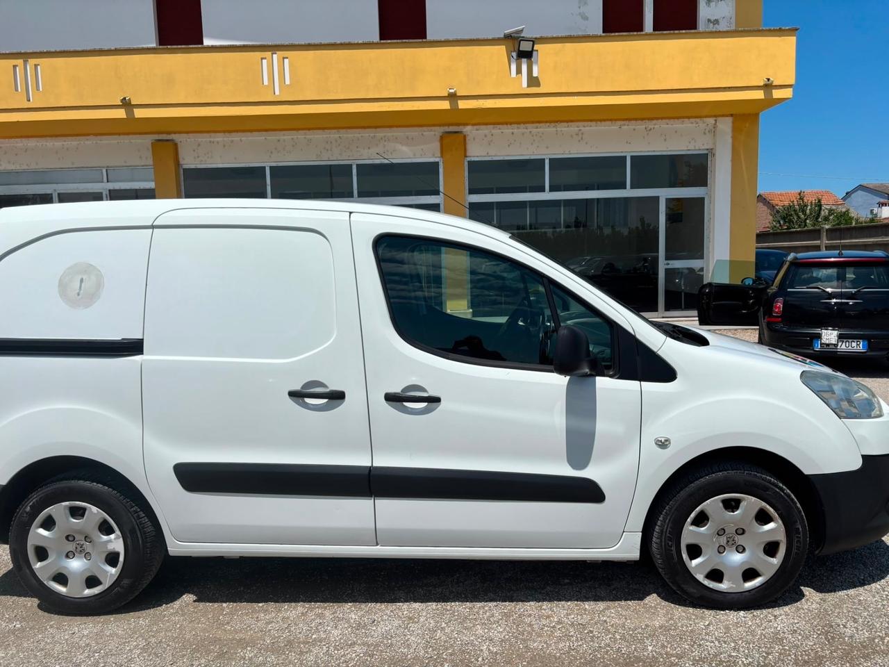 Peugeot partner seguito da casa madre