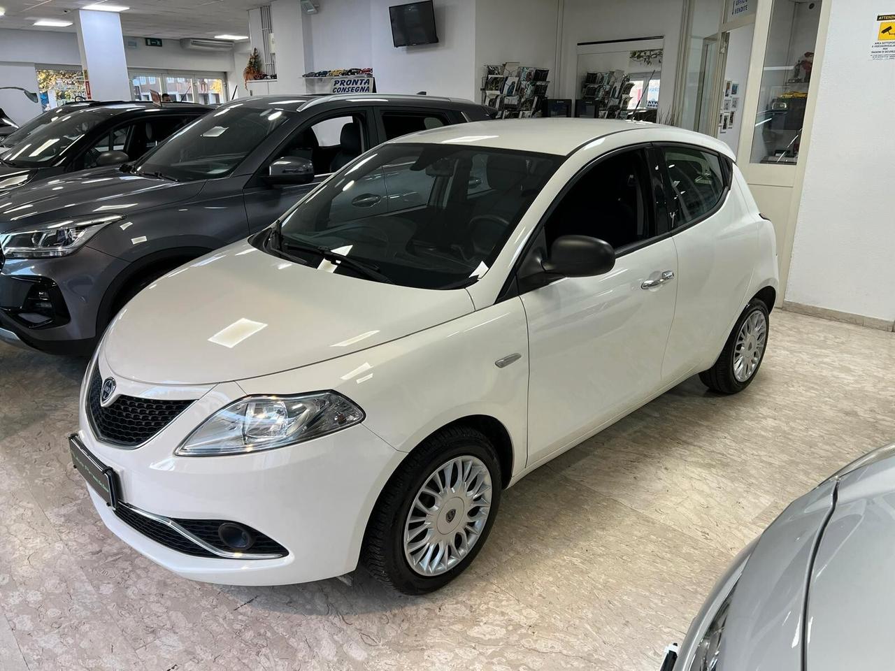 Lancia Ypsilon 1.2 69 CV 5 Porte Silver EURO 6