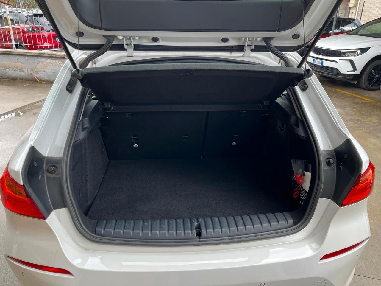 Bmw 116 116d 5p. Business Advantage