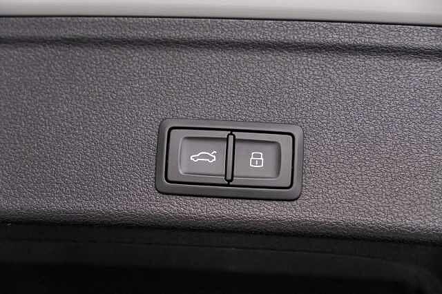 Audi A4 40 TDI 204 CV S tronic Identity Contrast