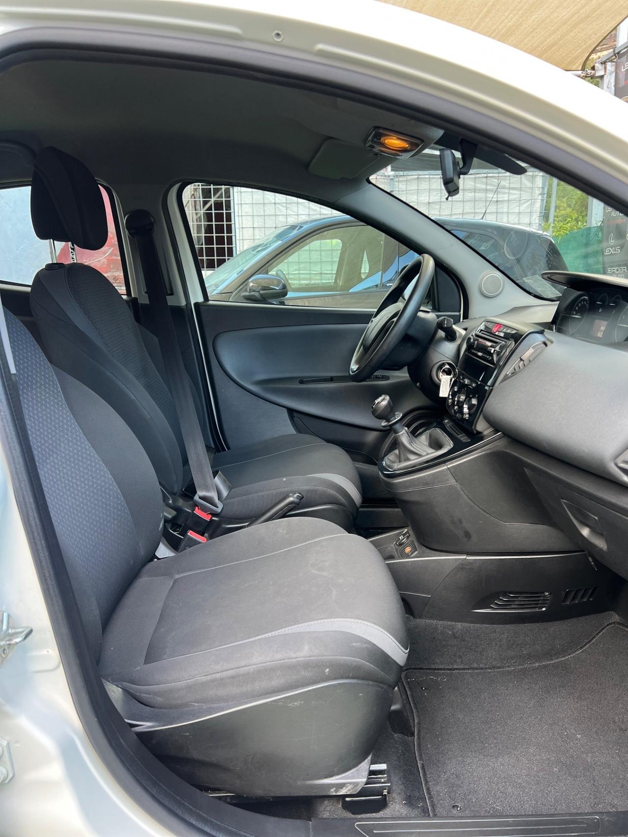 Lancia Ypsilon 0.9 TwinAir 80 CV 5 porte Metano Ecochic Silver