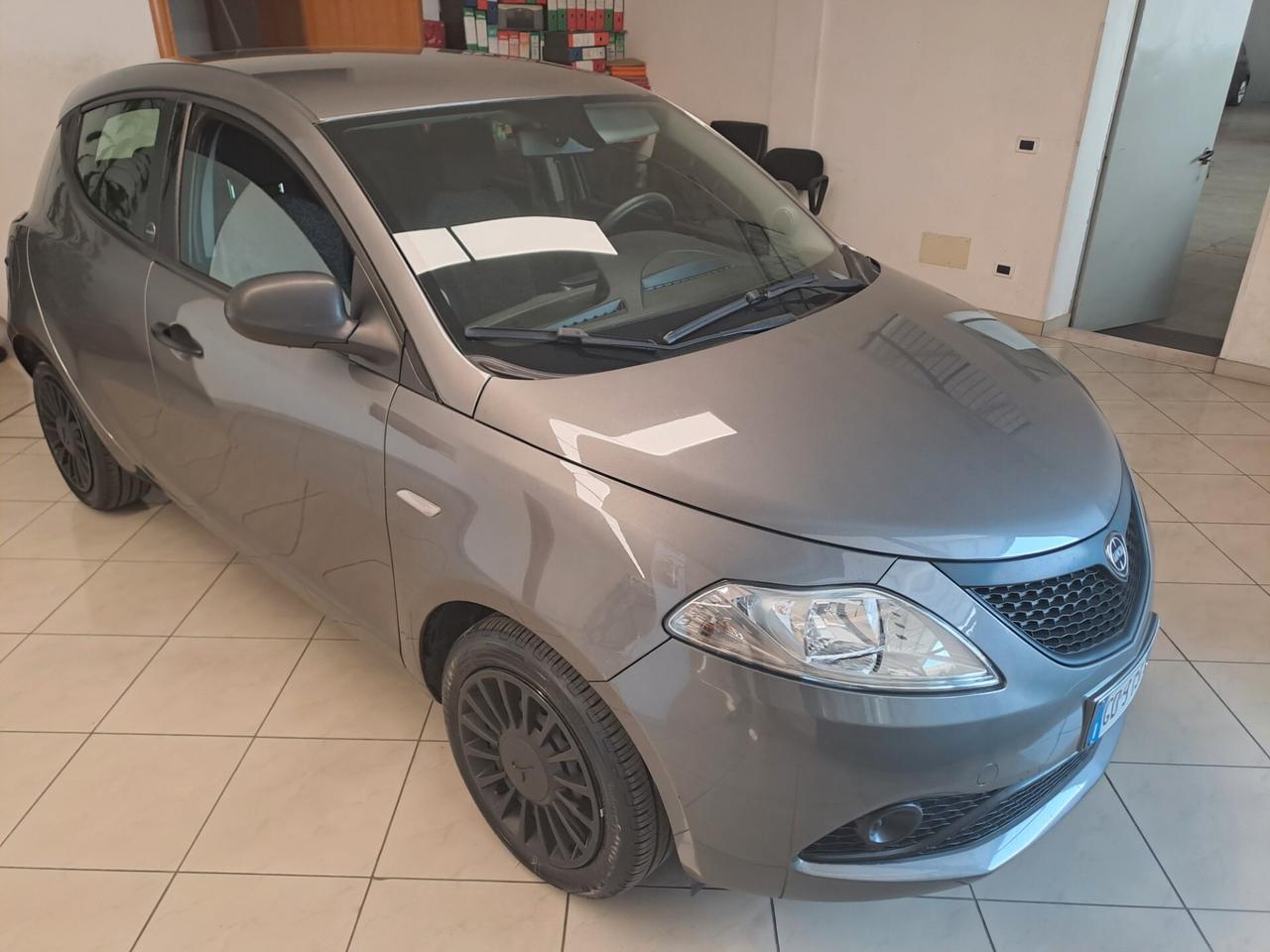 Lancia Ypsilon 1.0 FireFly 5 porte S&S Hybrid Ecochic Silver