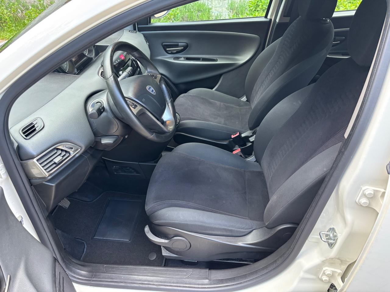 Lancia Ypsilon 0.9 TwinAir 85 CV 5 porte S&S Gold OK NEOPATENTATI