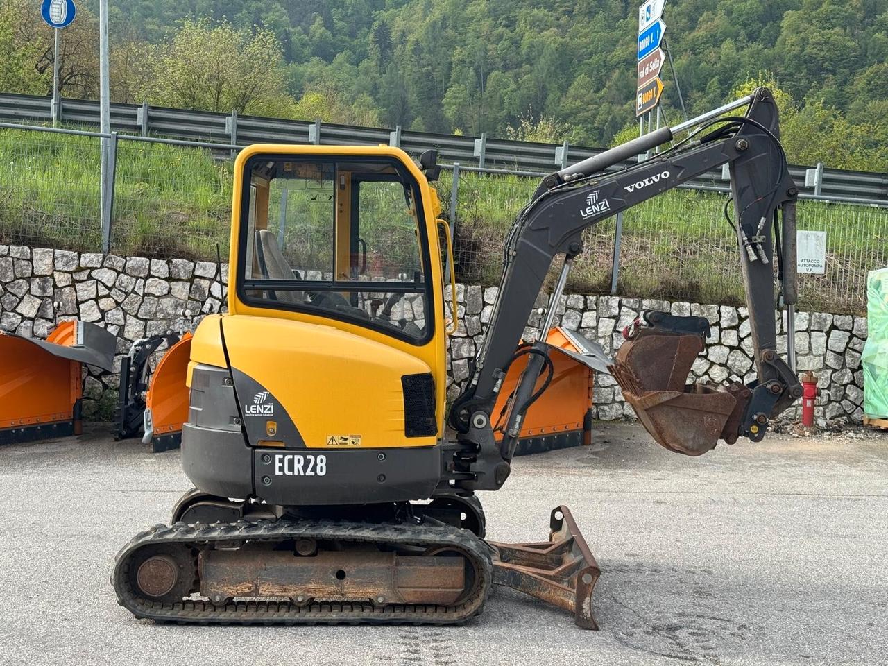 MINIESCAVATORE VOLVO ECR 28