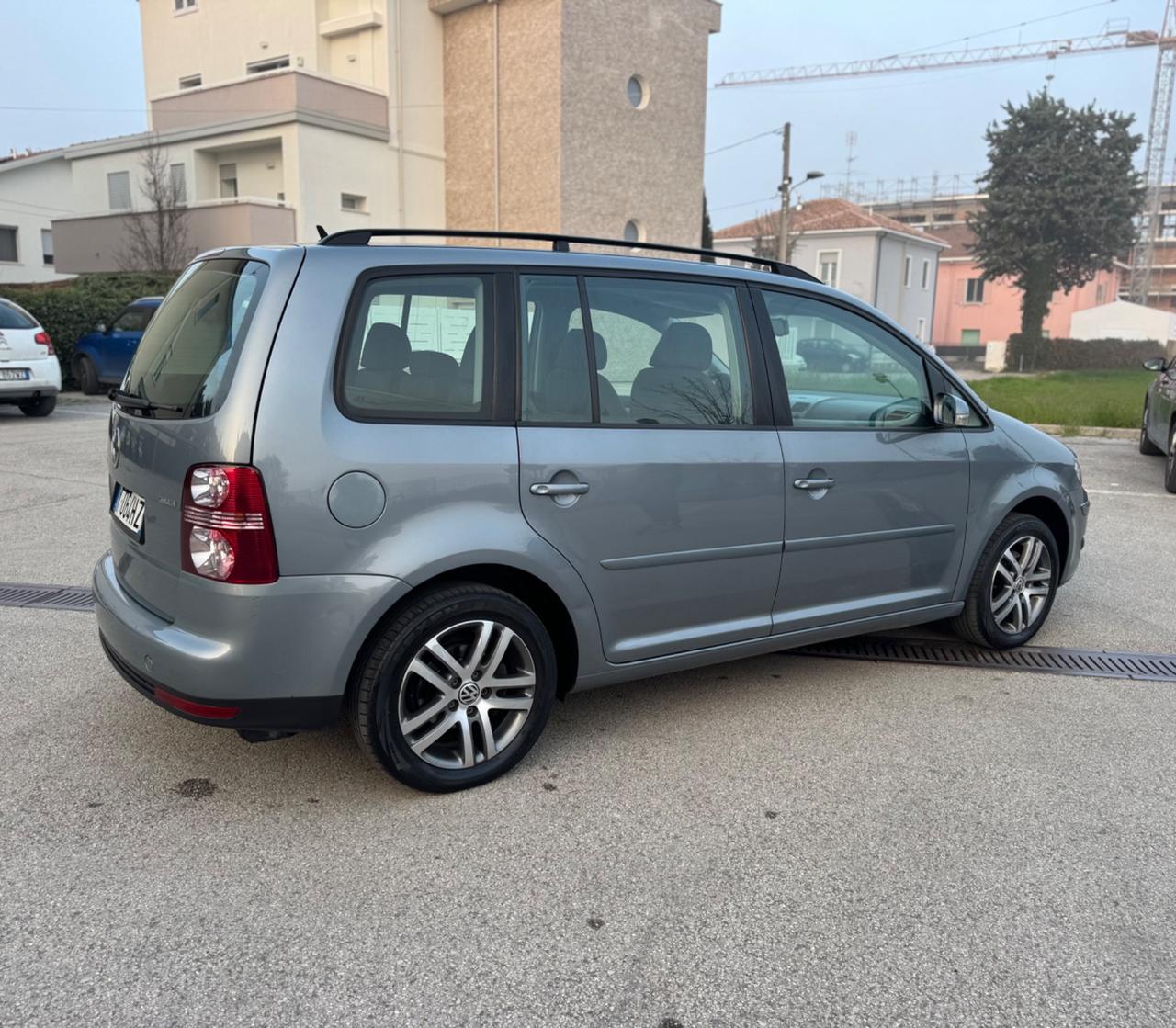 Volkswagen Touran 2.0 Highline Ecofuel 7 POSTI