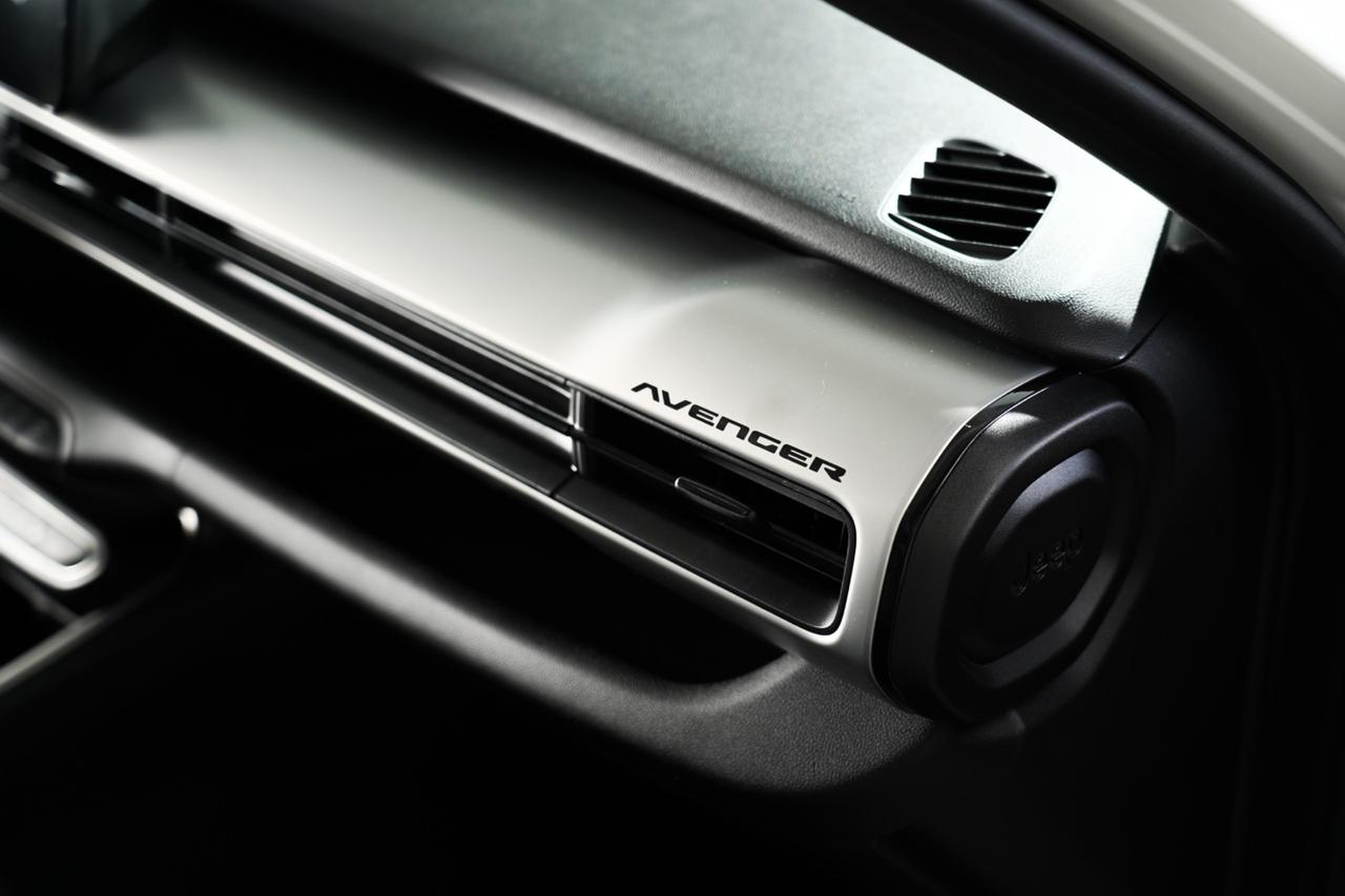 JEEP AVENGER ALTITUDE e-HYBRID 110 CV | KM 0 | DA €21.800