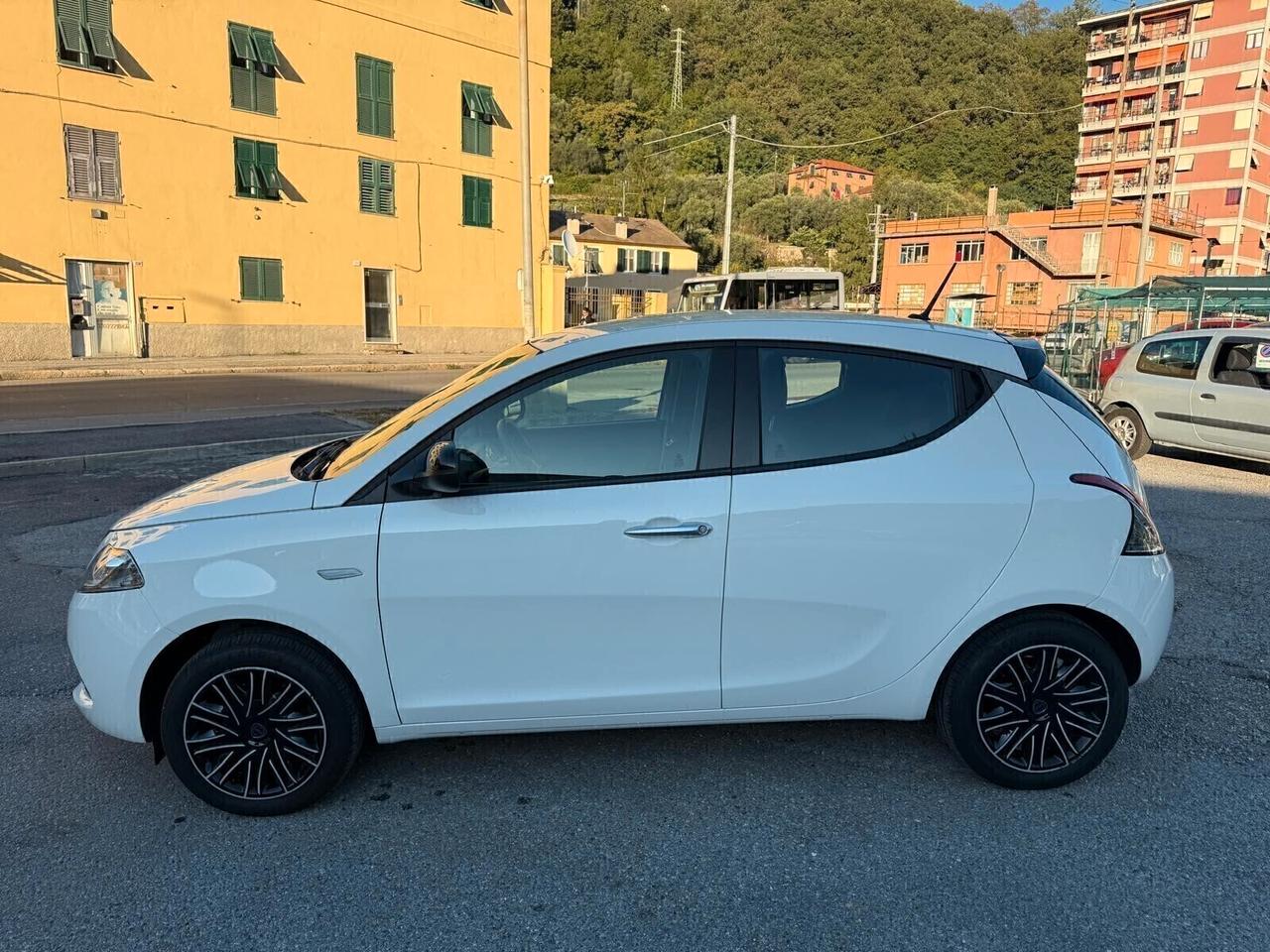 Lancia Ypsilon 1.0 FireFly 5 porte S&S Hybrid Gold Plus