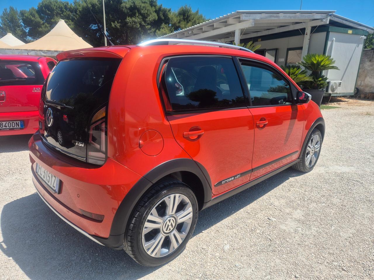 Volkswagen up! Cross up!