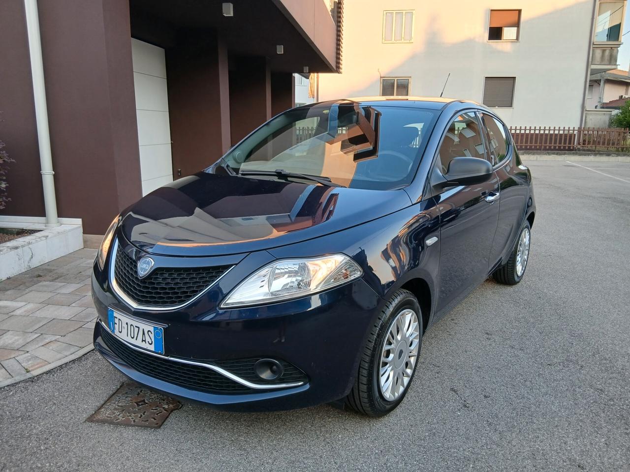 Lancia Ypsilon 1.2 69 CV 5 porte Gold tua a € 169 mese