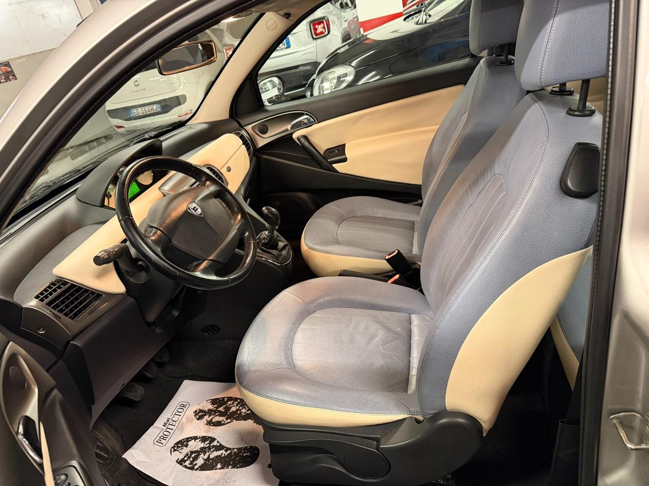 Lancia Ypsilon 1.2 16V Platino